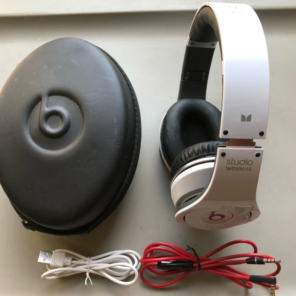 Beats Studio Monster Wireless Headphones (Read)